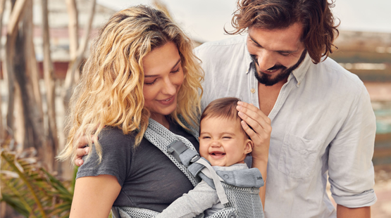 Famille avec bébé dans porte bébé