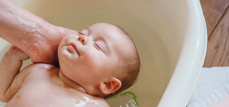 Bébé dans son bain